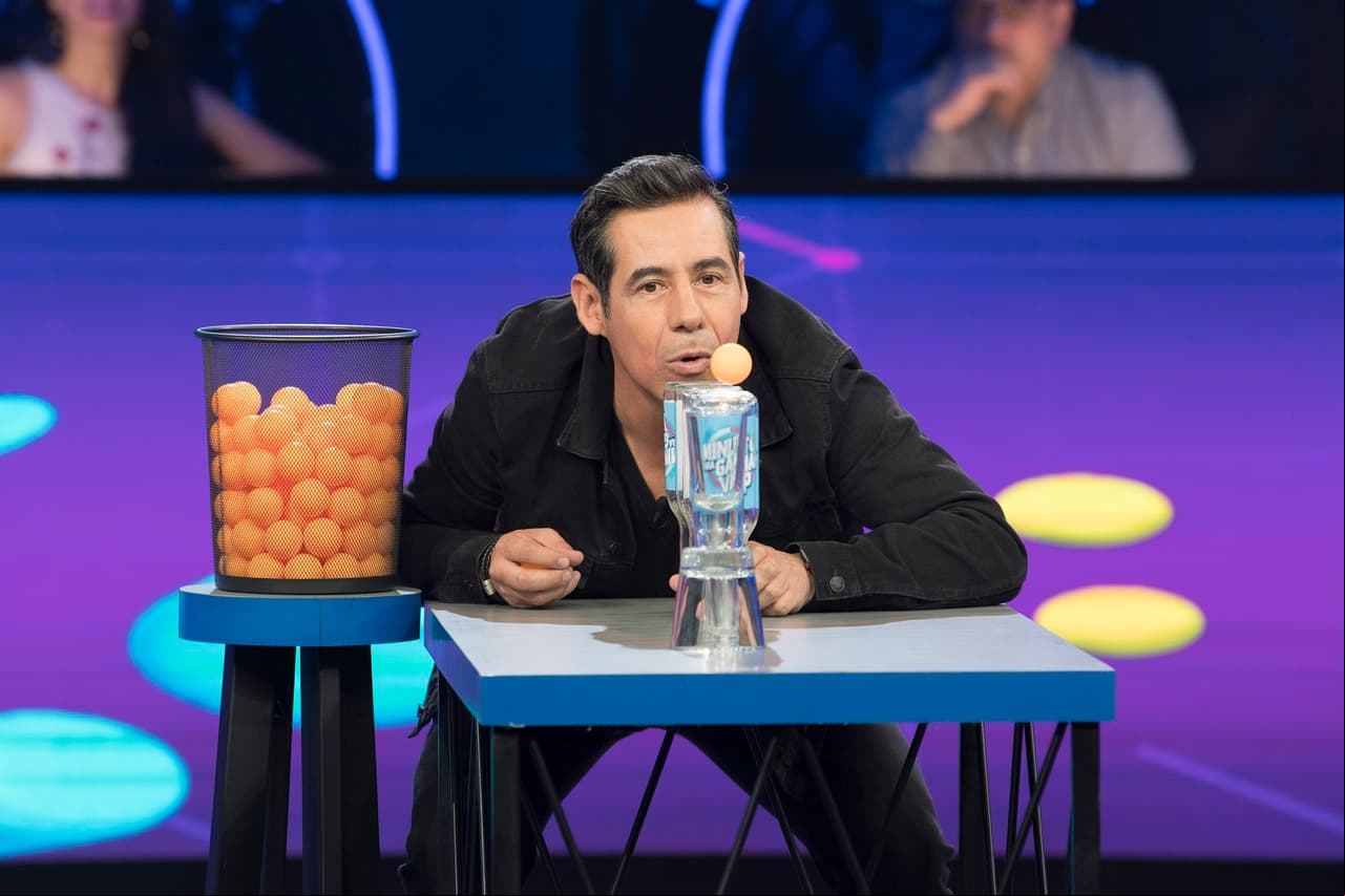 Yordi demostró ser bueno en los shots, la prueba consistió en voltear de cabeza ocho botellas para que pasara una pelotita soplando por ese carril hasta que callera en un vaso de caballito.