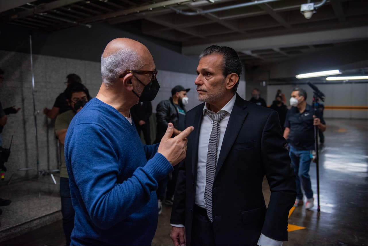 El actor platica con el director de escena para darle el mayor realismo a la secuencia.
