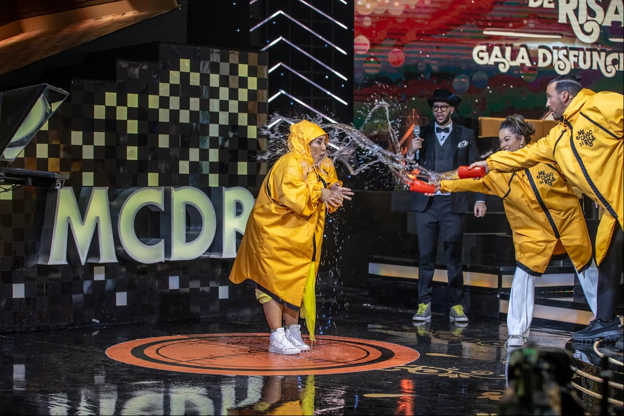 Luego de una ausencia en la tercera gala, Michelle lució un vestido amarillo, el cual tuvo que cubrir para que no lo mojaran en una de las dinámicas.