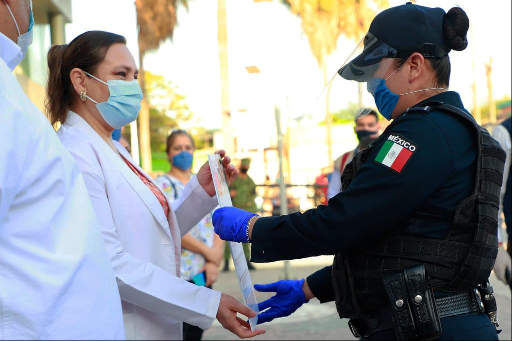 'Se agradece' está dedicado a aquellos que se juegan la vida trabajando y, por supuesto, a un país entero que nunca se ha rendido. A los médicos, enfermeras, paramédicos y personal de limpieza en los hospitales y centros de salud, pues gracias a su labor enfrentamos esta crisis sanitaria.