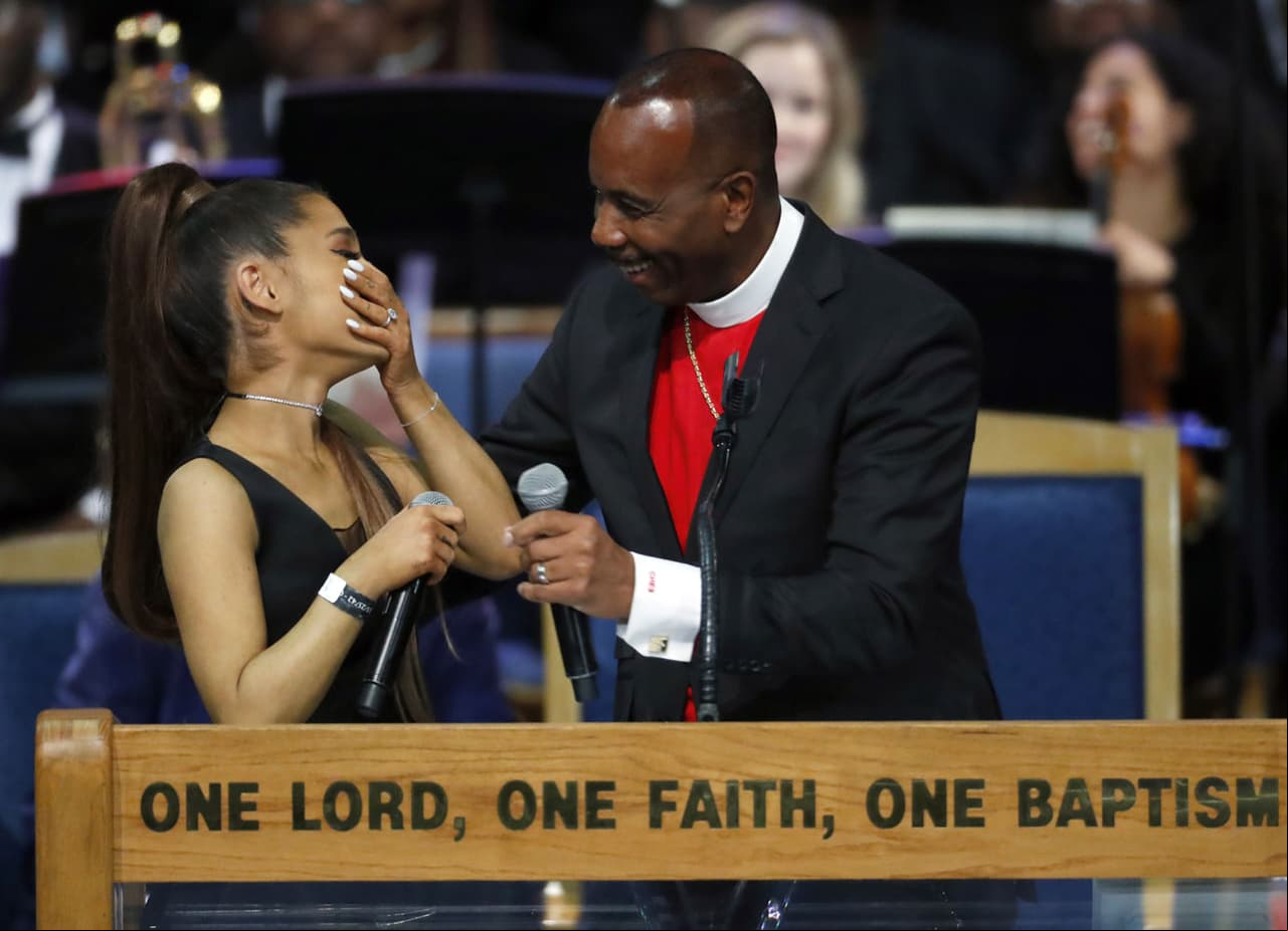 Religioso toca seno de Ariana Grande y provoca indignación en la red