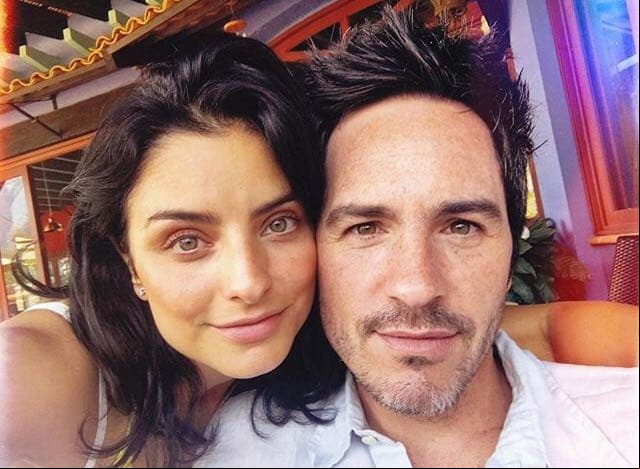 Aislinn Derbez y Mauricio Ochmann se conocieron durante el rodaje de la película 'A la mala', en 2014. No obstante, la actriz aclaró que su relación comenzó cuando terminaron las grabaciones. "Mientras él y yo estábamos haciendo la película no había nada entre nosotros", dijo al programa 'Suelta la sopa' en 2015.