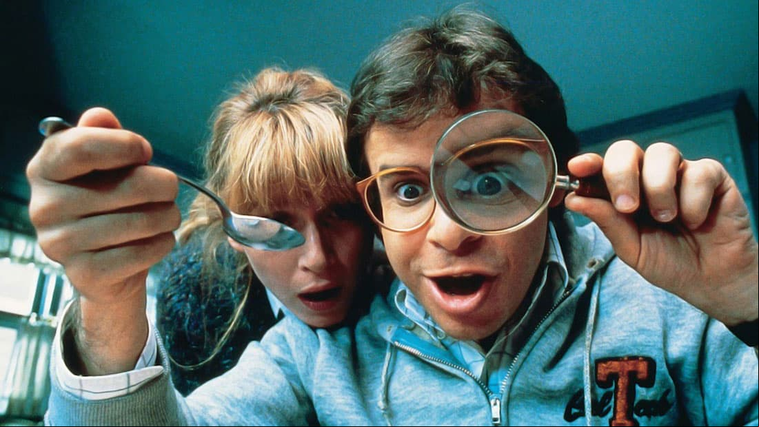 ‘Querida, Encogí a los Niños’. En esta divertida comedia, un inventor ha creado un rayo reductor que cree que no funciona hasta que lo activan sus hijos, quienes terminan del tamaño miniatura perdidos en el jardín.