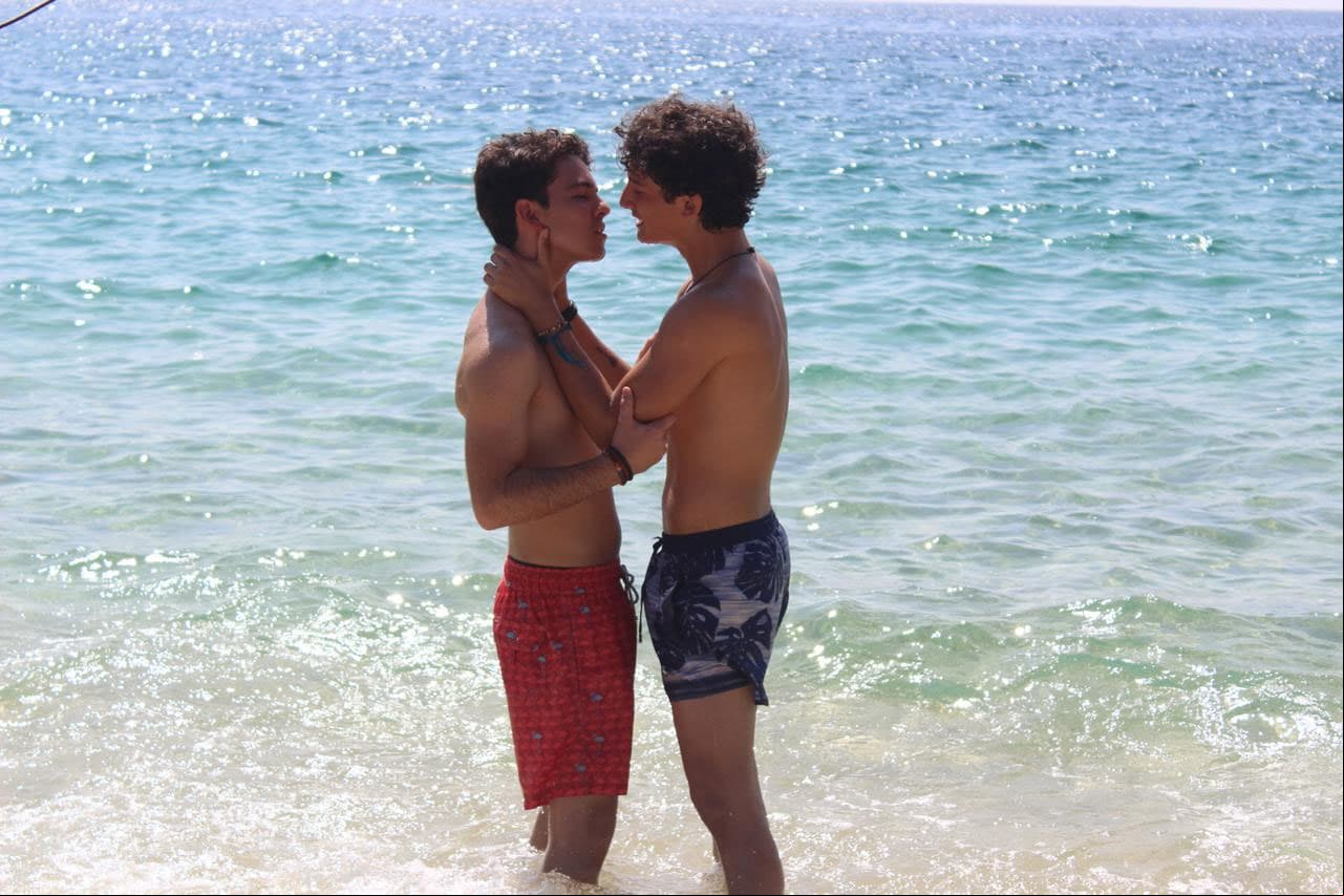Mira el video del beso de ArisTemo en la playa