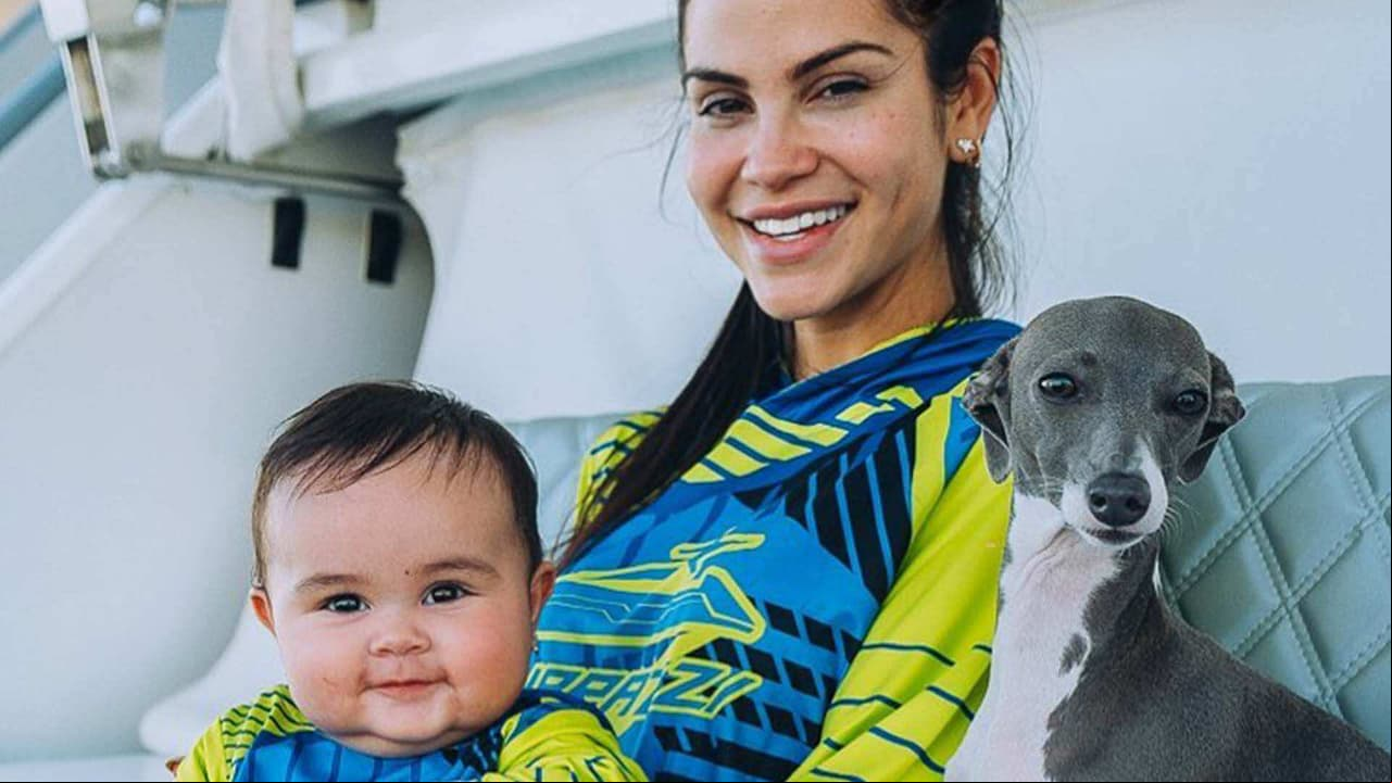 Natti Natasha casi en llanto lleva a su bebé al primer día de natación