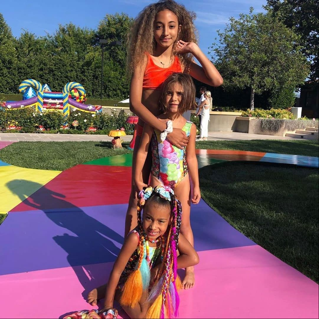 De acuerdo con E! News, North y su prima Penélope, hija de Kourtney Kardashian, fueron honradas con una peculiar fiesta basada en el juego de mesa ‘Candy land’.