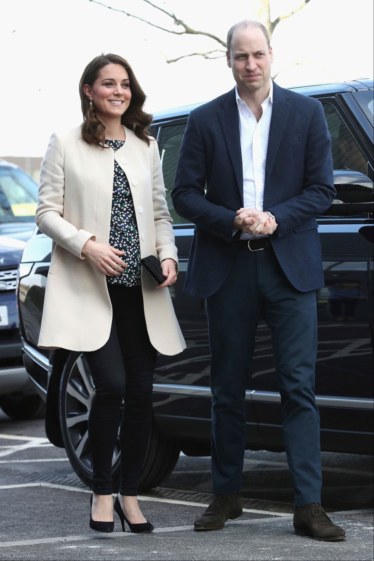 Además de usar increíbles vestidos, el look casual de Kate es fácil de imitar. En marzo de 2018, la joven usó una camisa con flores mini de Hobbs en colores oscuros, combinada con un pantalón de vestir y tacones negros.