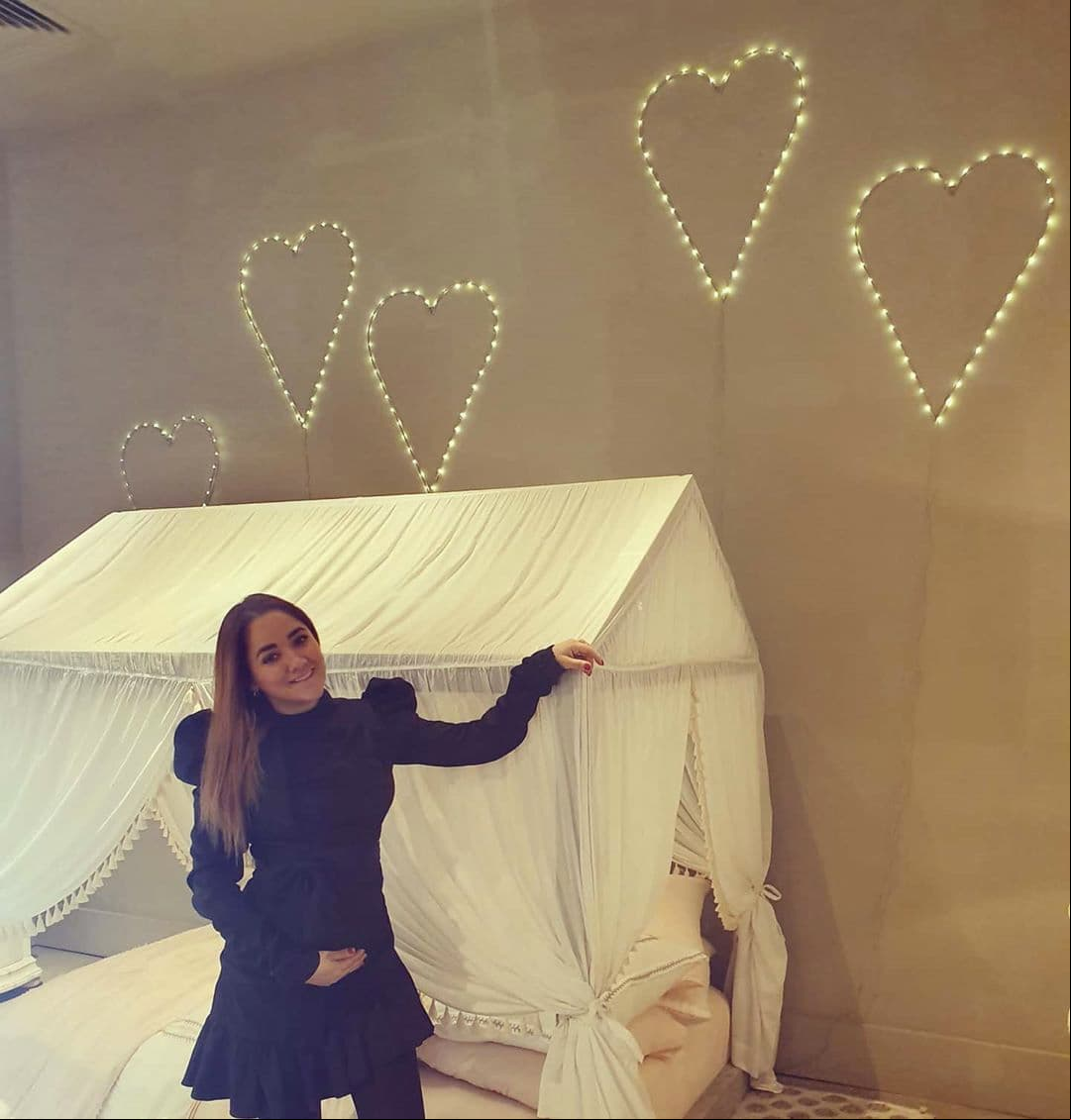 En los primeros días de febrero, Sherlyn dedicó un emotivo mensaje a las madres, al hacerles saber que comprende todos los retos que atraviesan. “Quiero decirte que te iro con todo mi corazón, decirte que comprendo cada uno de los esfuerzos y de la vulnerabilidad que se siente, del miedo que se siente estar a cargo de una vida a la que le quieres dar todo, a ese ser humano que quieres que crezca lo mejor posible, que crezca amado, respetado, que tenga un lugar increíble en el mundo, que sea un buen ser humano”, dijo.