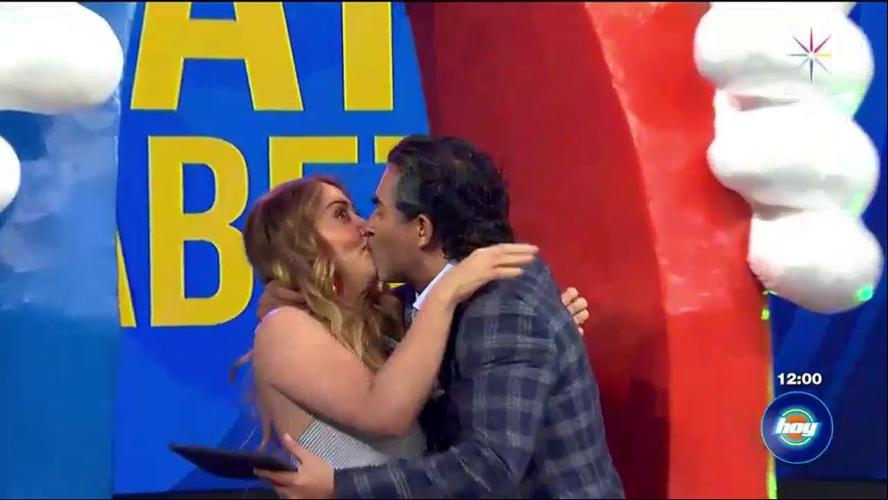 ¡Tremendo beso entre Andrea Legarreta y Raúl Araiza!
