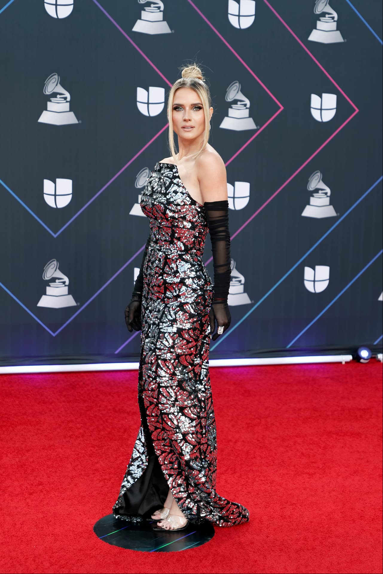 Elegancia, estilo y glamour son los tres adjetivos que, en definitiva, describen a Kimberly Dos Ramos. La actriz de la Desalmada lució un vestido strapless largo, de color negro y cubierto de lentejuelas plateadas, dando un toque súper chic con un par de guantes traslucidos que fueron la cereza del pastel de uno de los outfits más acertados de esta alfombra. Su peinado, de igual forma, fue un gran acierto al permitirle lucir sus hombros.