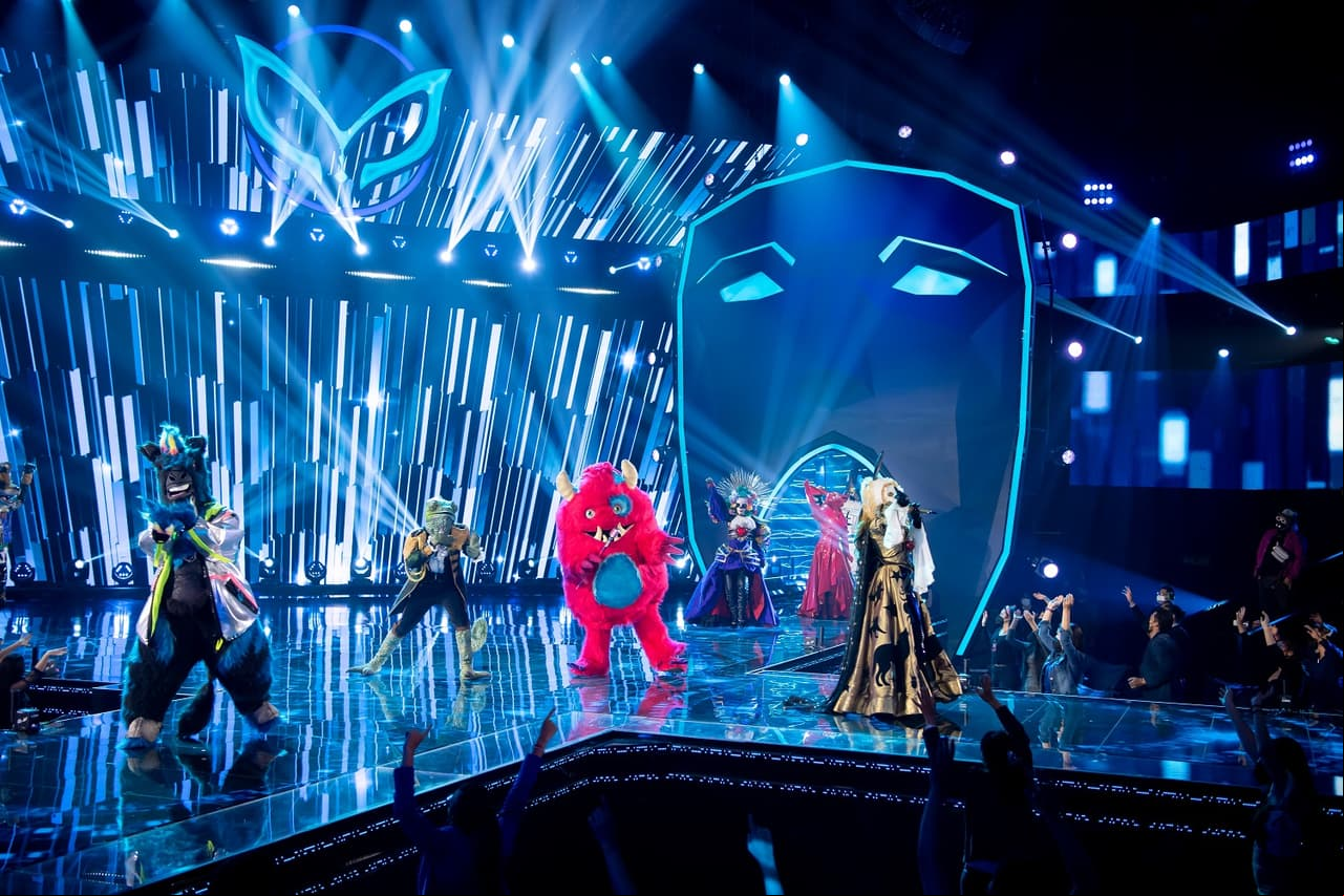 El programa inició con un opening en el que aparecieron los 16 personajes de la primera temporada para entregarle la estafeta a las nuevas celebridades ocultas en 18 increíbles máscaras.
