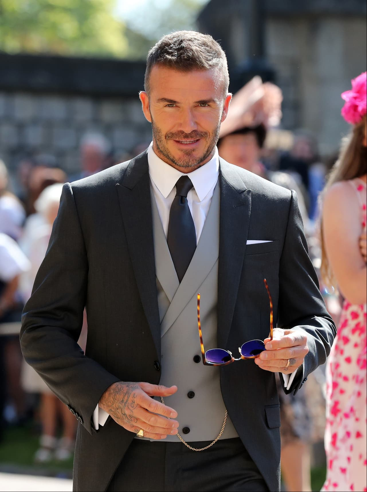 David Beckham protagoniza beso con otro hombre durante boda del príncipe Harry
<br>