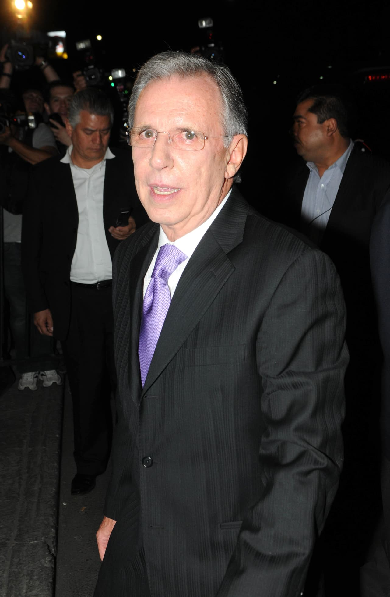 El periodista Joaquín López-Dóriga fue quien dio a conocer la noche del pasado sábado 5 de diciembre que el empresario se encontraba grave de salud y que estaba internado en un hospital de Acapulco. Asimismo, fue él quien un día después dio a conocer su fallecimiento. "Acaba de fallecer mi inolvidable compadre Jaime Camil Garza. Luz en tu camino", dijo en su cuenta de Twitter para despedir a su amigo.