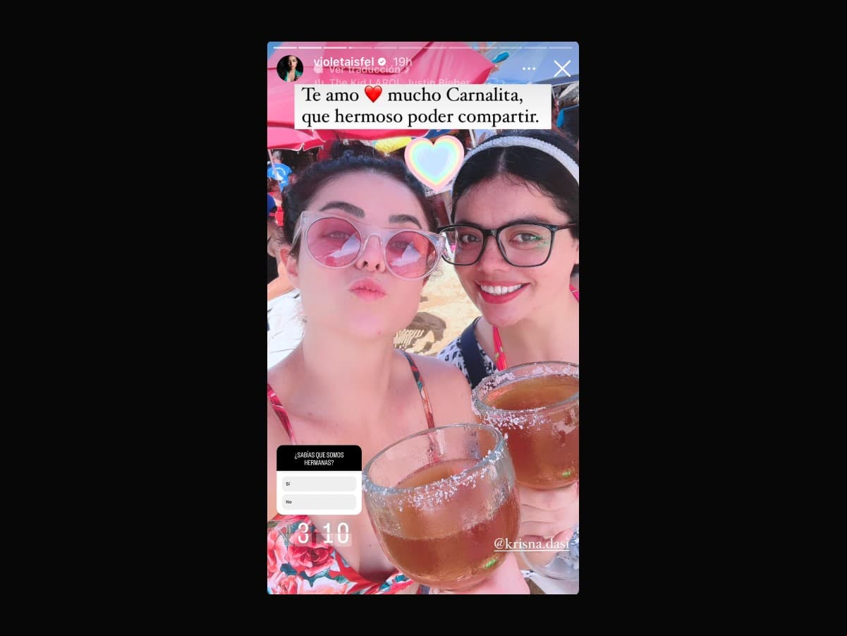 Violeta Isfel posa con su hermana en la playa.