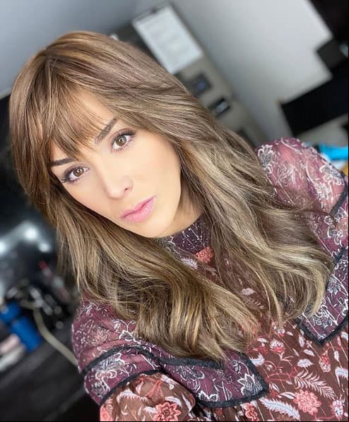 Además, la conductora publicó una fotografía en la que luce la transformación que le hizo a su característica melena, con la cual sorprendió a sus seguidores. "¿Les gusta el look? Sí ya sé, no parezco yo", precisó como descripción de la imagen, que en cuestión de tan solo unas horas consiguió más de 120 mil 'Me gusta' e infinidad de reacciones tanto de sus fans como de algunos compañeros del medio artístico.