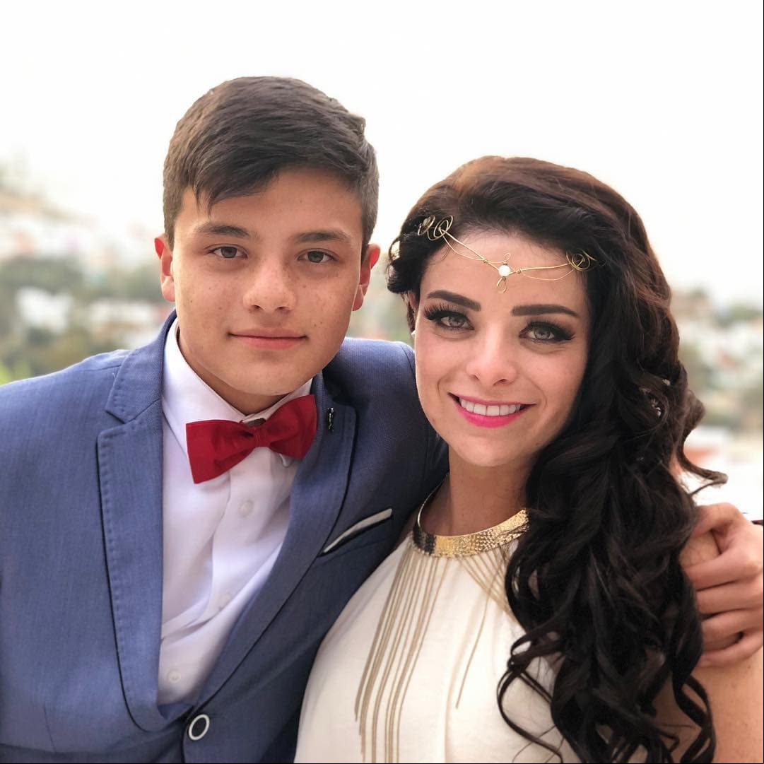 En la íntima ceremonia, la actriz de 33 años estuvo acompañada de su hijo Omar, a quien le agradeció su apoyo incondicional con un emotivo mensaje en lnstagram.