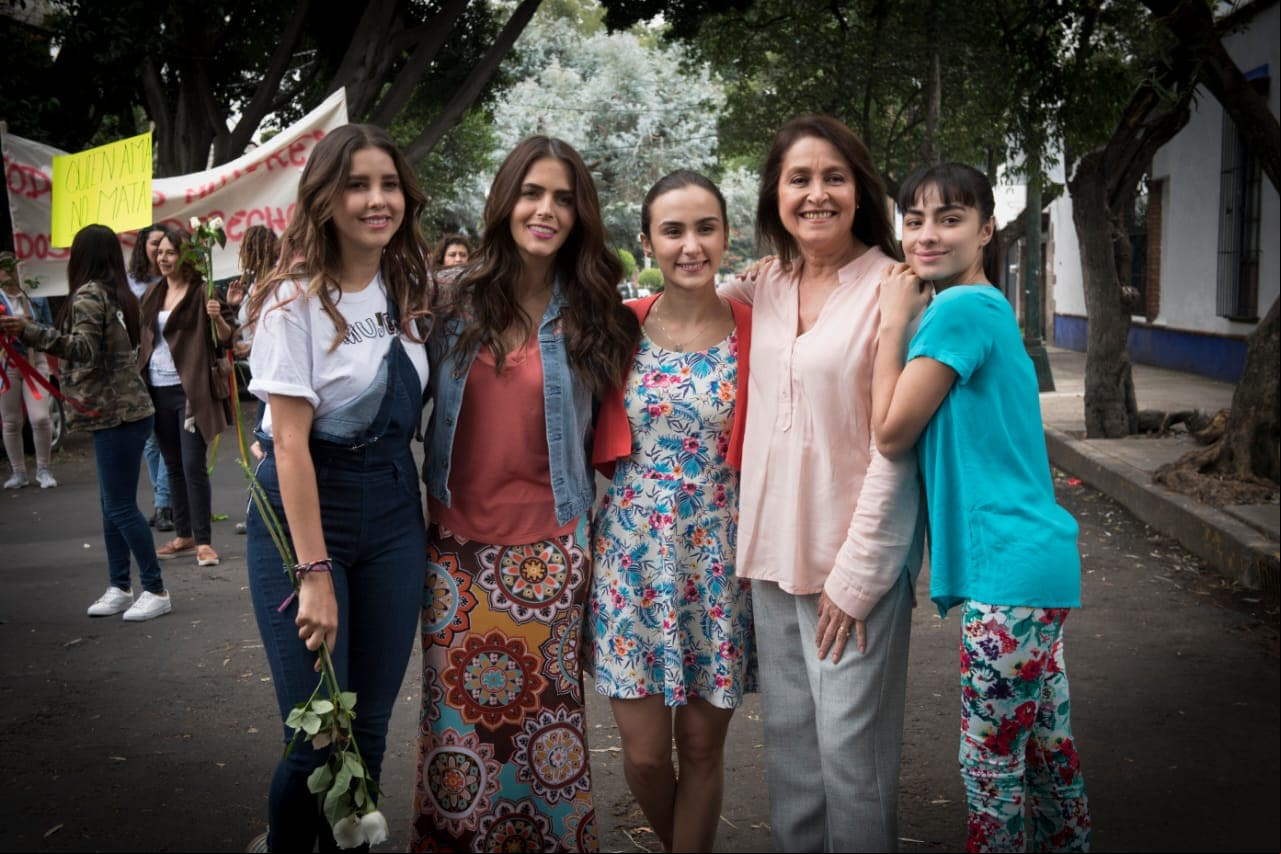 Al final, Paulina, Claudia, Julia, Daniela y Valentina posaron juntas como toda una hermandad.