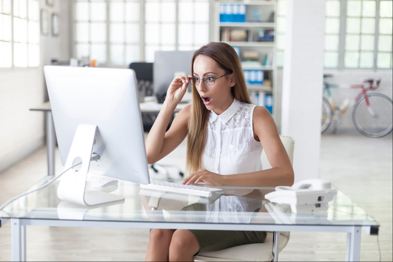 Chica sorprendida frente a la computadora
