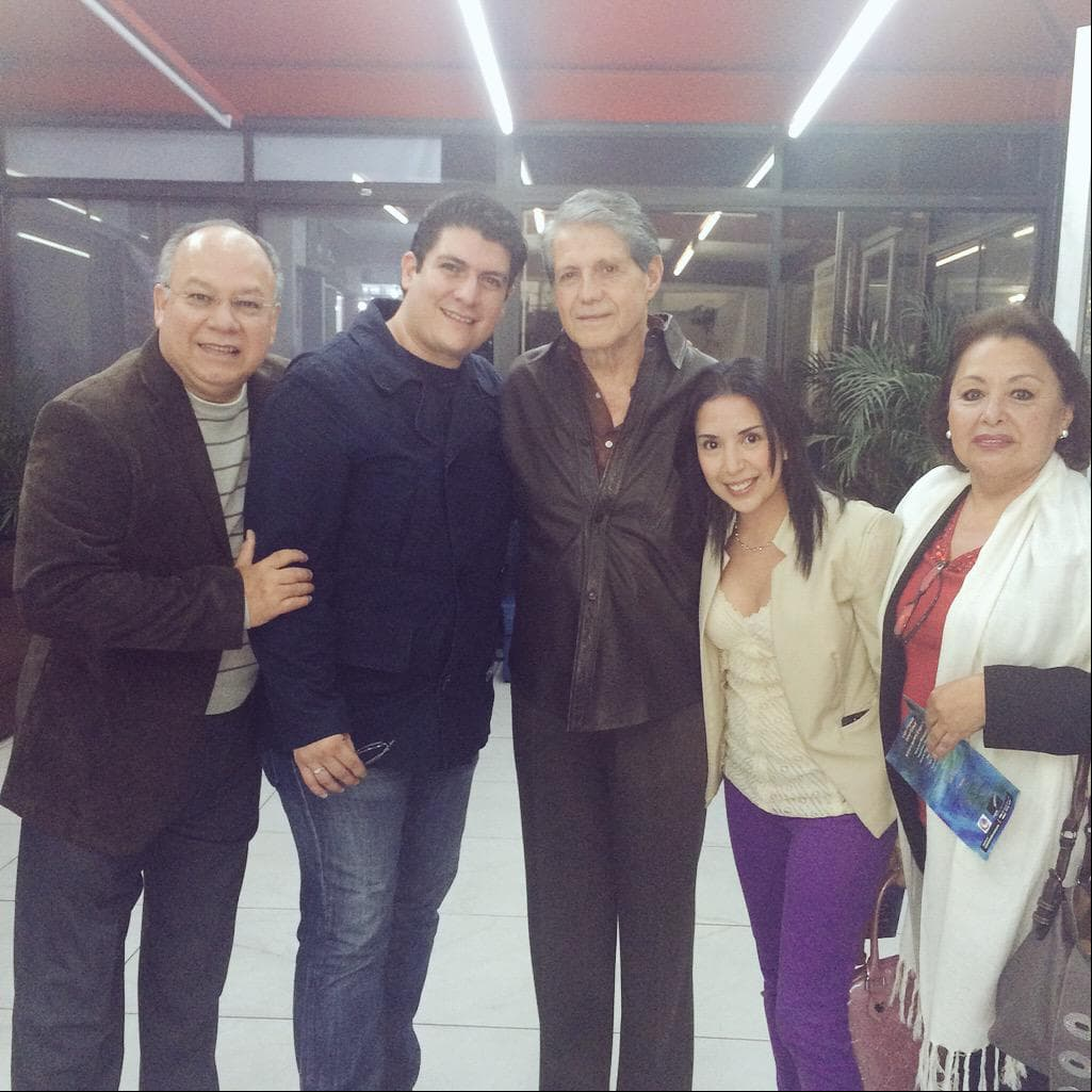 Moisés Suárez, nuestro 'Don Arturo', también tiene varios años casado con su esposa.