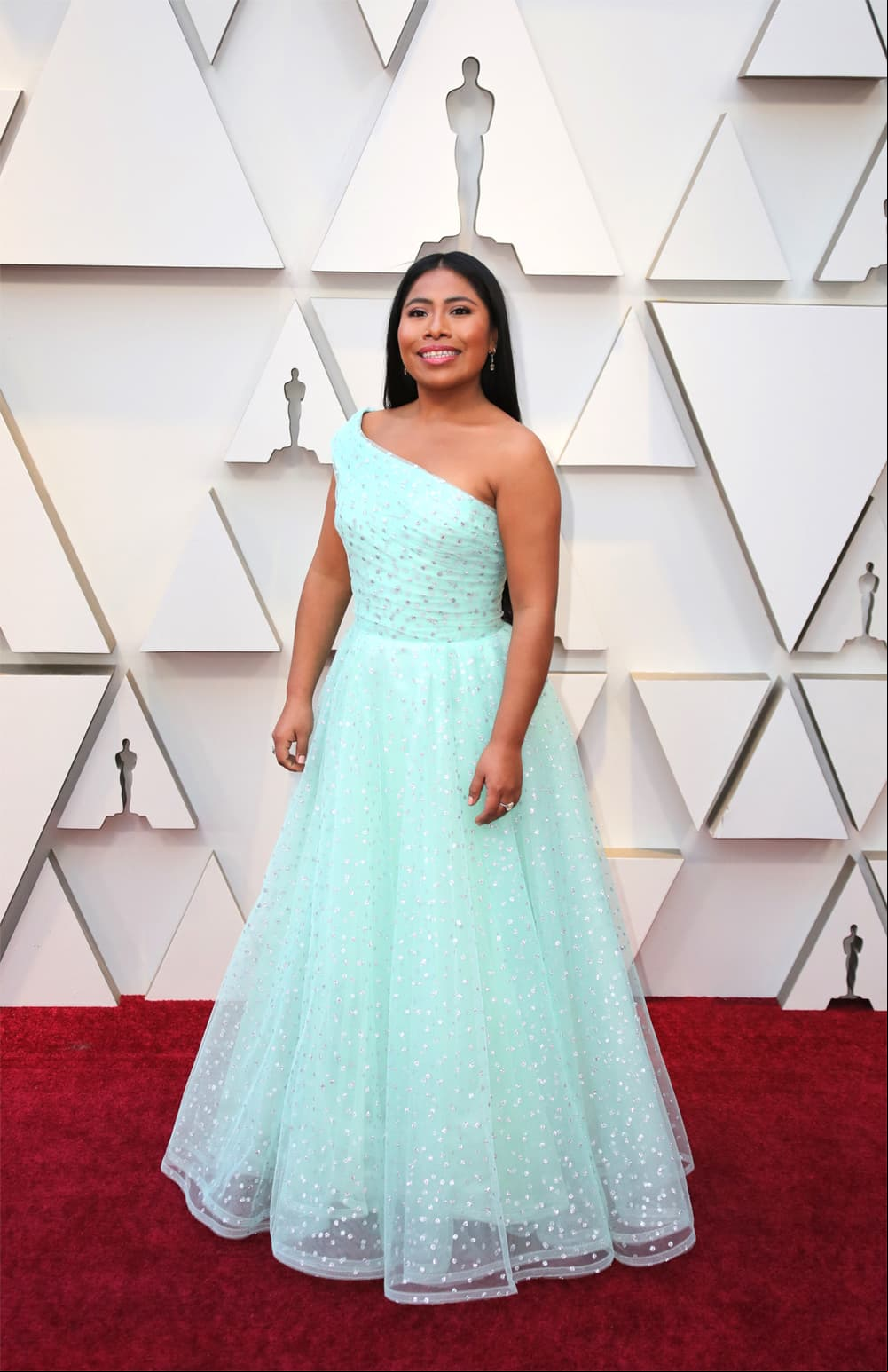 En febrero del año pasado, Yalitza desfiló por la alfombra roja de los Premios Oscar con un vestido Rodarte, color menta, de corte ‘A’ y de un hombro, decorado con tul que le dio pequeños destellos a su atuendo.