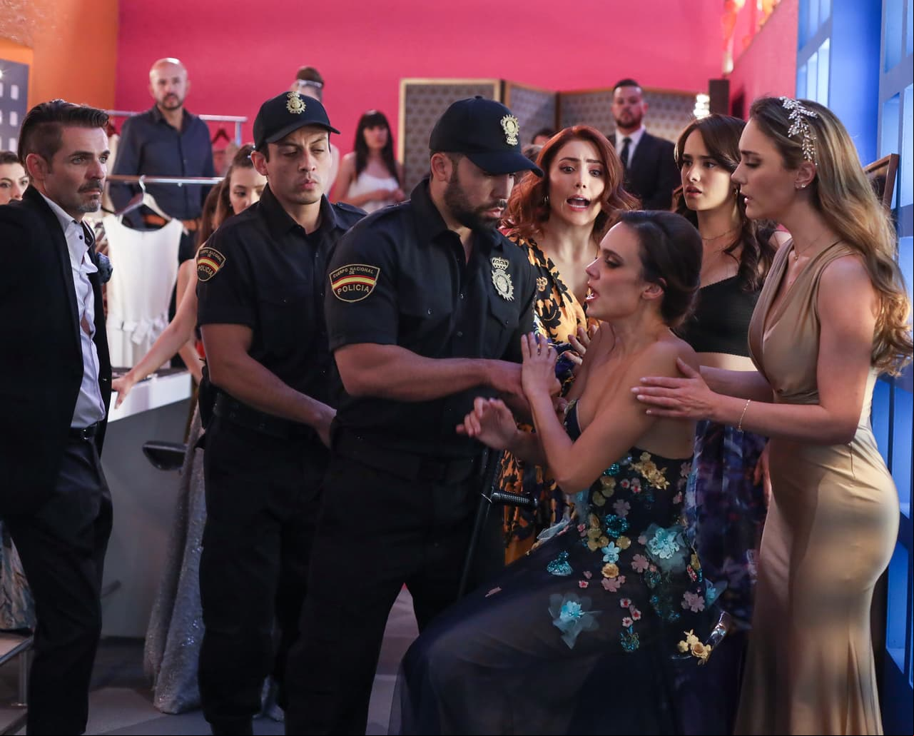'Camila' se resistió y 'Helena' pidió salir por detrás para evitar la prensa.
<br>
<br>¿Qué pasará? ¿Se saldrá 'Yolanda' con la suya? Descúbrelo de lunes a viernes a las 4:30 pm. con Las Estrellas.