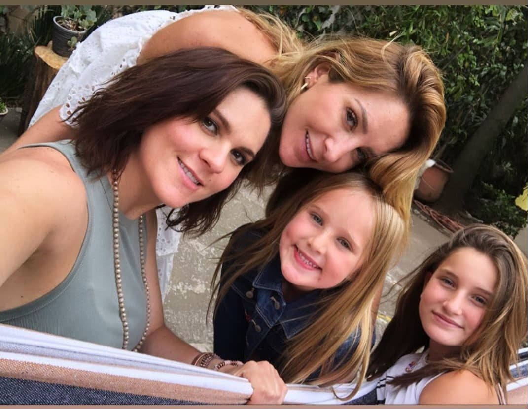 Hijas de Gabriel Soto pintan pancita de embarazo de Zoraida Gómez: ‘La obra de arte está terminada’