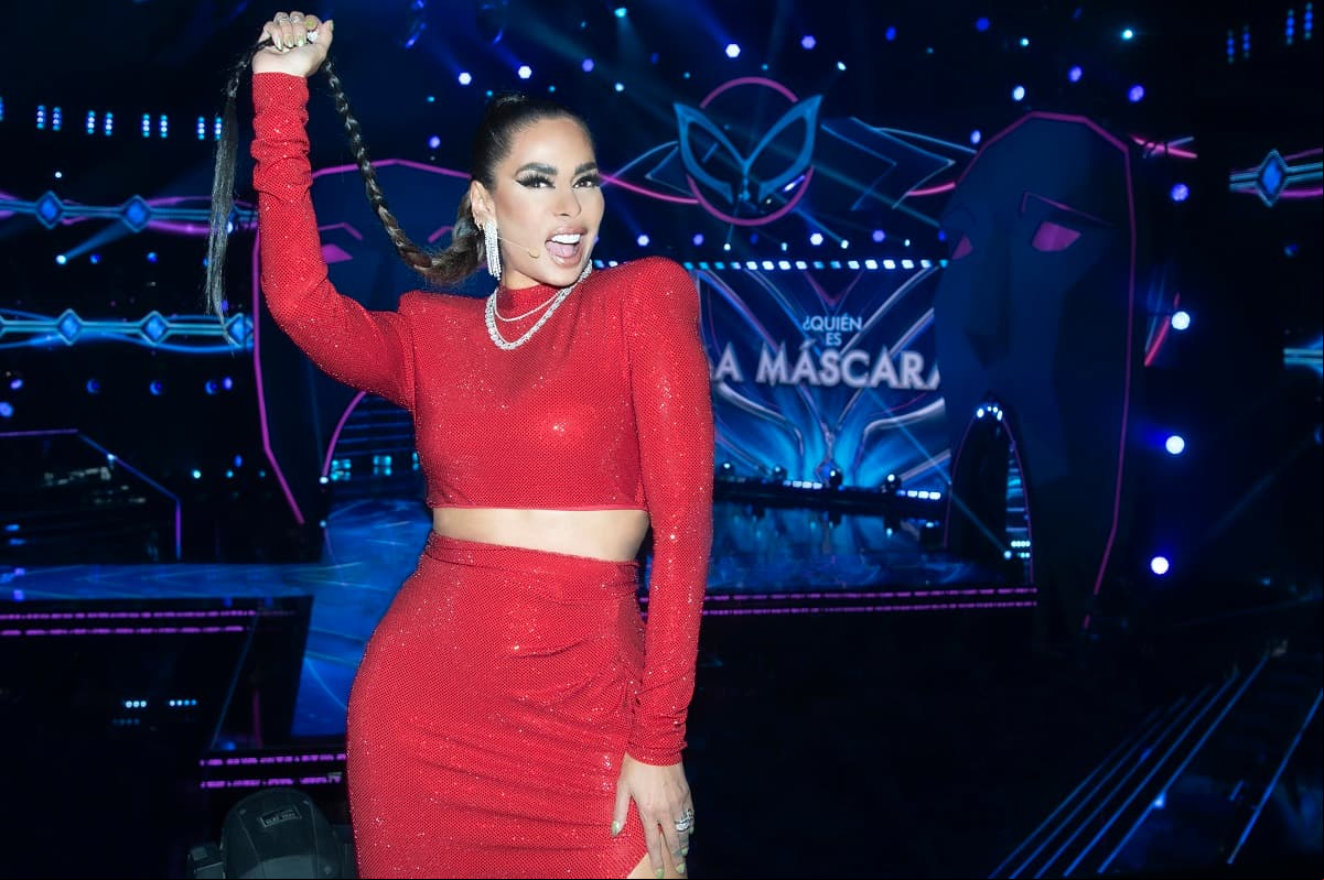 Para el primer programa, la investigadora lució un vestido de dos piezas en color rojo, la cual destacó con su falda con una abertura en la pierna derecha y un croptop de manga larga en el mismo tono.