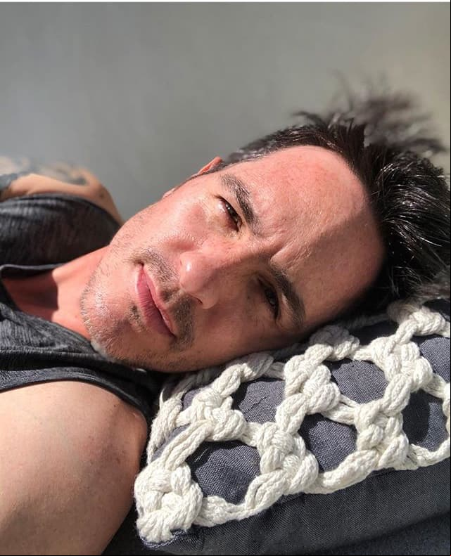 Sin embargo, el actor de 'A la mala' también ha compartido diversas fotos en solitario. "Un poquito de vitamina D", publicó como pie de foto en esta imagen el 22 de marzo.
