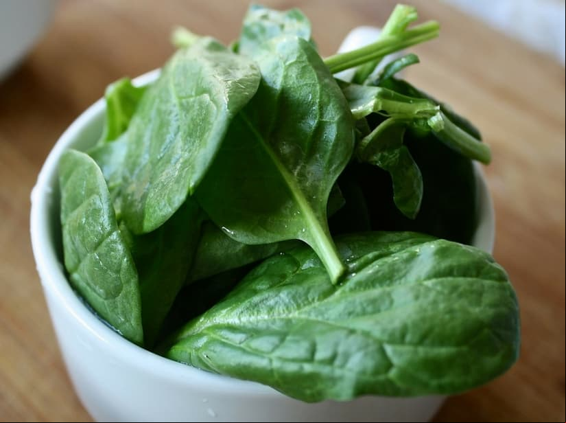 Espinaca: Esta hoja verde posee vitamina C y ácido fólico, lo que ayuda a reparar las células del cuerpo. Además aumenta los niveles de energía.