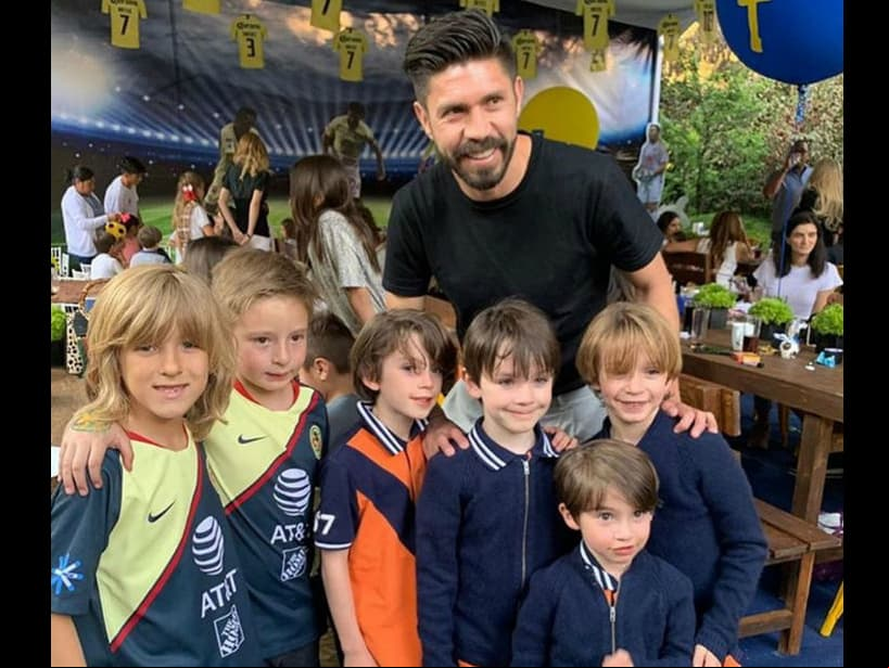 El cumpleaños de Mateo, el hijo de Galilea Montijo, llamó la atención por tener diversos adornos del equipo de futbol América, incluso contó con la presencia del jugador Oribe Peralta, quien convivió con los niños.