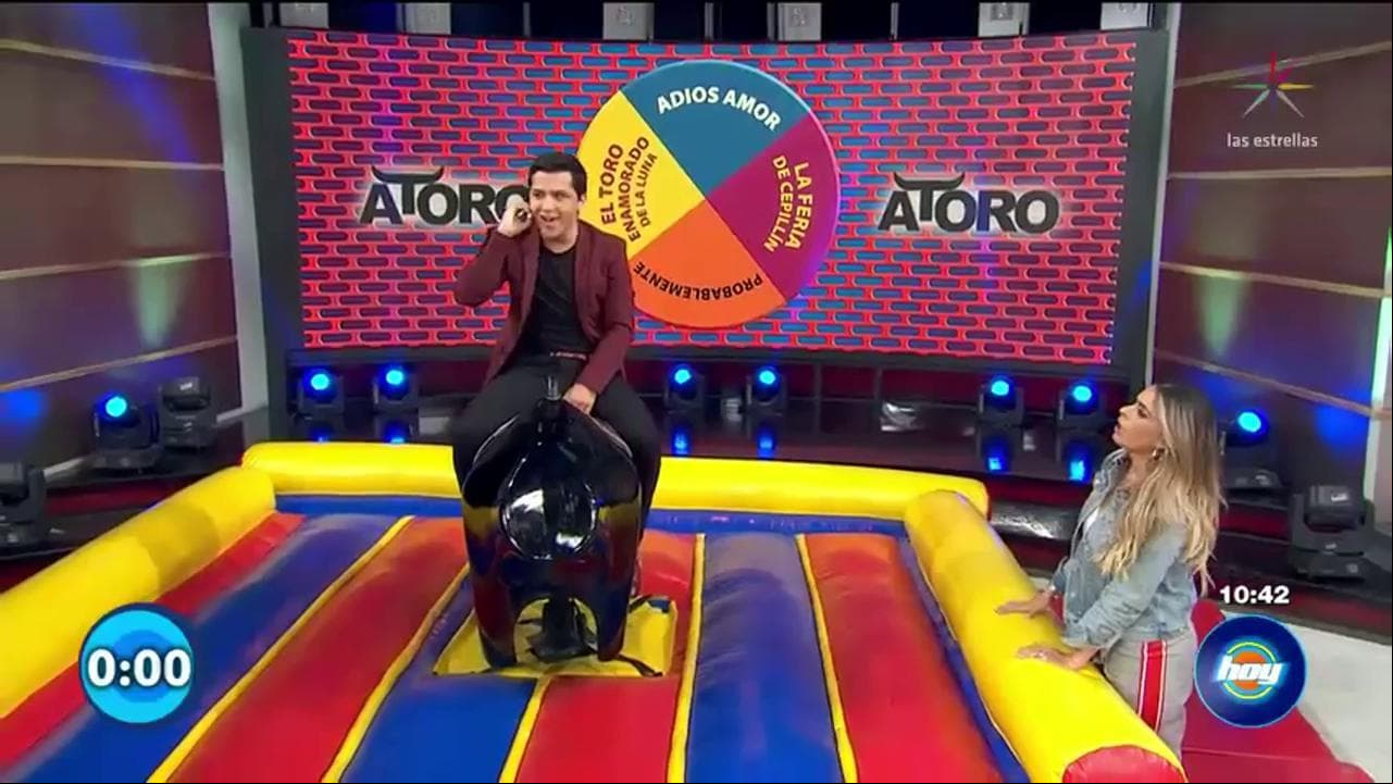¡Christian Nodal así canta montado en un toro!