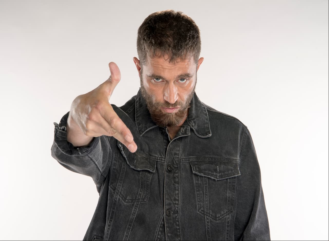 Macario "El Chino" Valdés (Michel Brown). Un hombre impulsivo, receloso y cargado de resentimientos que es condenado a muerte en la silla eléctrica por el asesinato de un juez federal.