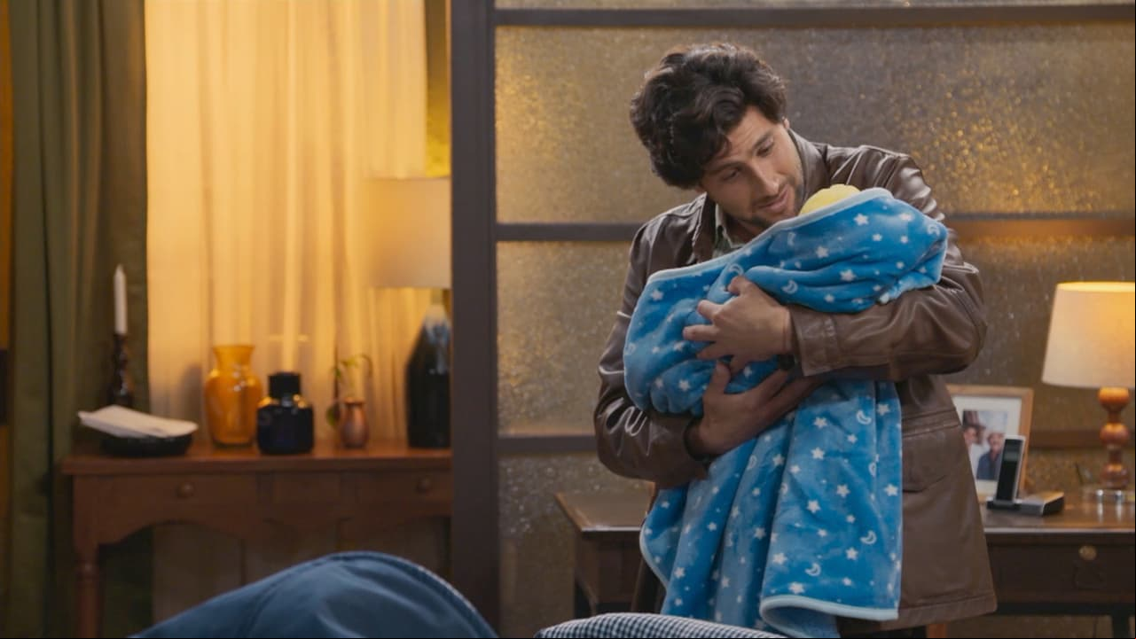 Mateo debuta como papá y se desvive por su hijo