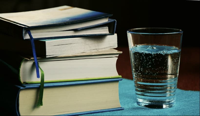 ¡Empieza el día con un vaso de agua natural!