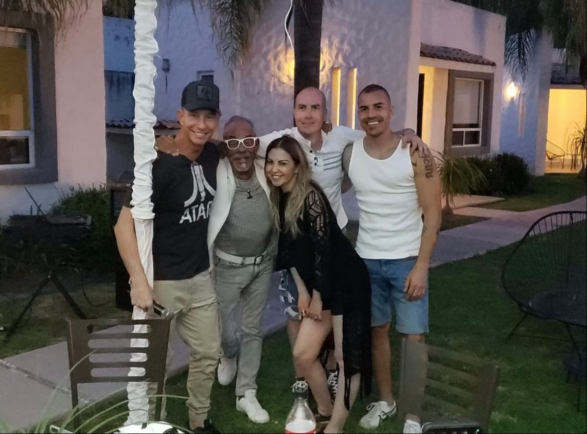 Erik Rubín junto a su papá y hermanos.