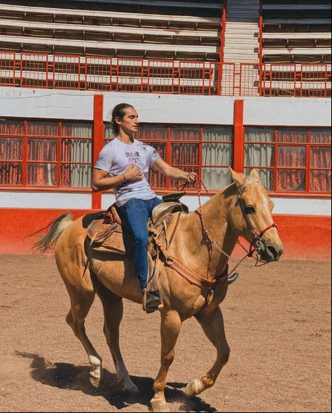 Emilio Osorio está aprendiendo a montar a caballo.