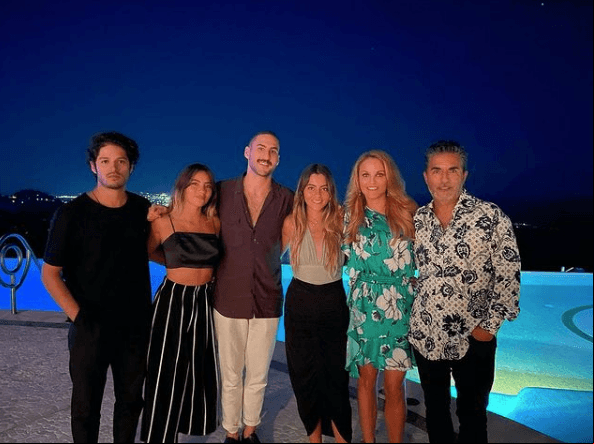 Raúl Araiza “Cerrando un difícil año para todos.... Pero agradeciendo por lo que si hay! Deseando que el 2021 sea mucho mejor! ❤️❤️” #felicesdeestarjuntos".