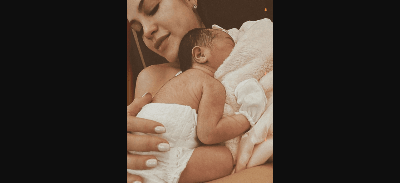 En la imagen, que Nattia Natasha compartió para celebrar su reciente maternidad, aparece cargando y abrazando tiernamente a la pequeña. “Les presento el sueño más grande que puede recibir una mujer”, sentenció.