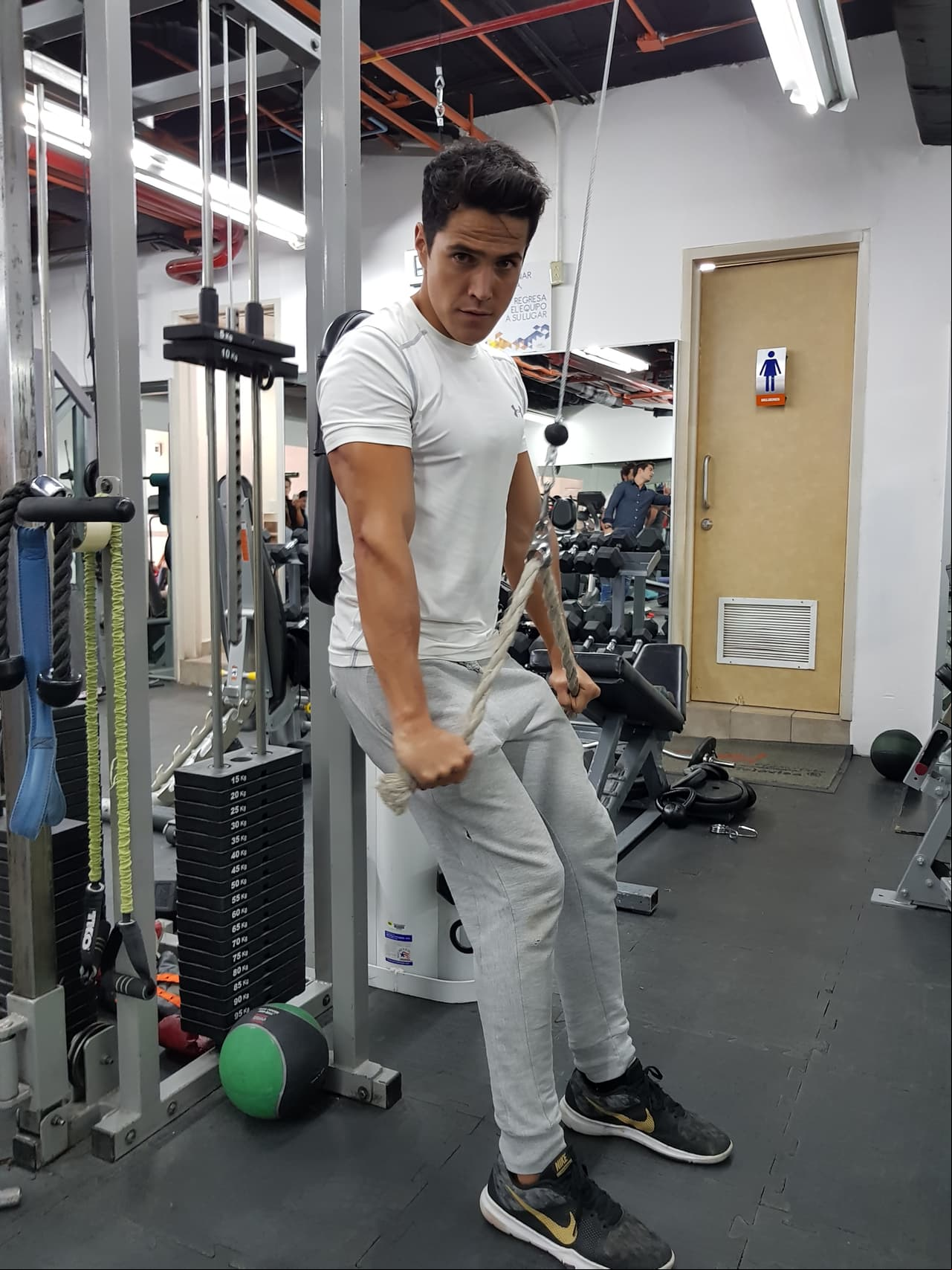 Mauricio es guapo, decente, soñador, agradable y abierto, pero descubrirás que tiene otros encantos con los que se ganará tu corazón.