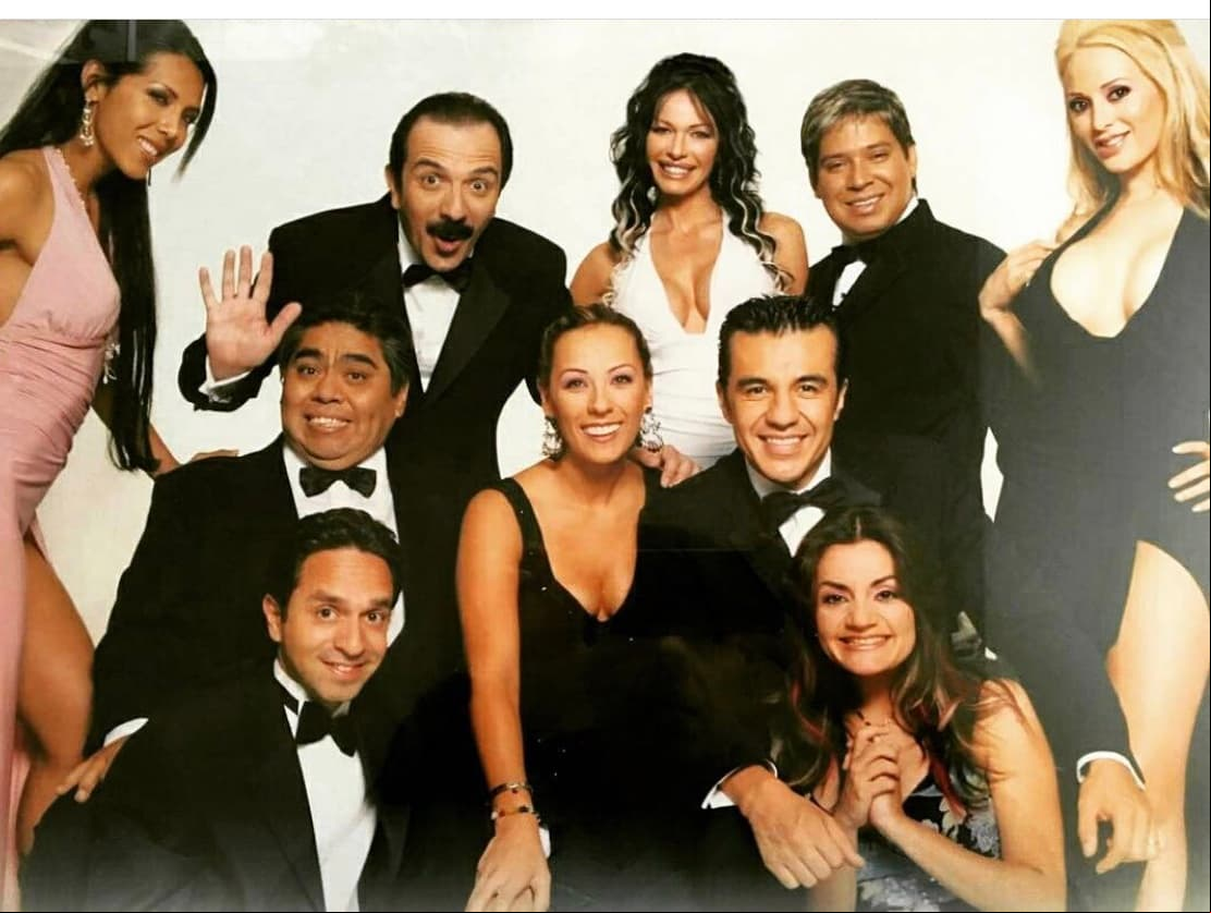 'La hora pico' fue un programa de comedia transmitido entre septiembre del 2000 y septiembre de 2007. De este salieron grandes comediantes como Consuelo Duval, Miguel Galván (Q.E.P.D.), Adrián Uribe y Lorena de la Garza.