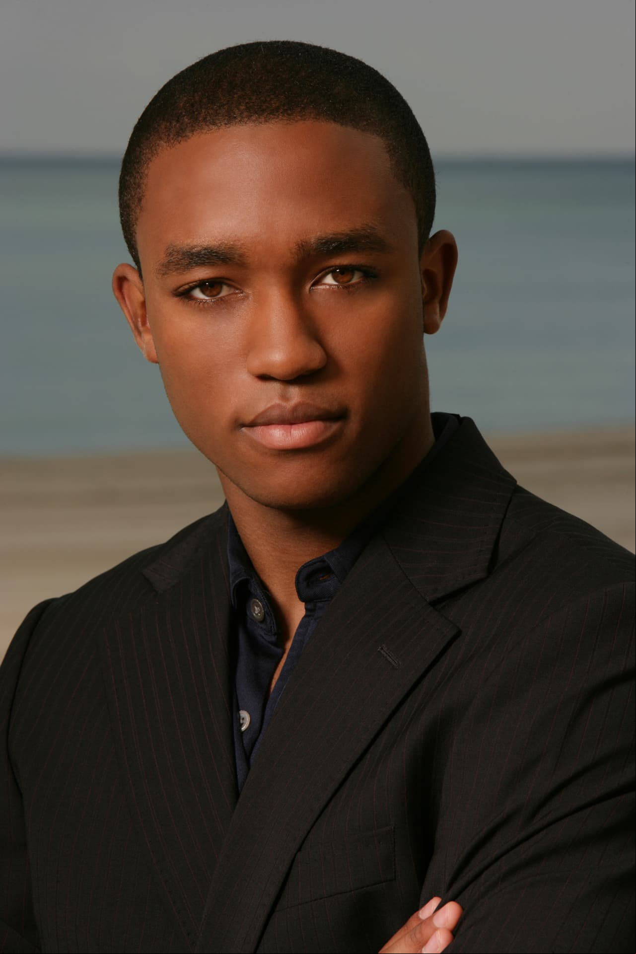 Lee Thompson Young. El actor protagonizó “The famous Jett Jackson”, de 1998 al 2001, pero en ese lapso también participó en la película “Jhonny Tsunami”, ambas de Disney Channel. A pesar de que su fama iba en ascenso, el intérprete se quitó la vida en 2013; tenía 29 años.