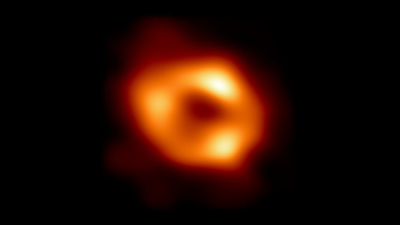 Los agujeros negros poseen una fuerza gravitatoria tan fuerte que nada puedes escapar de él.