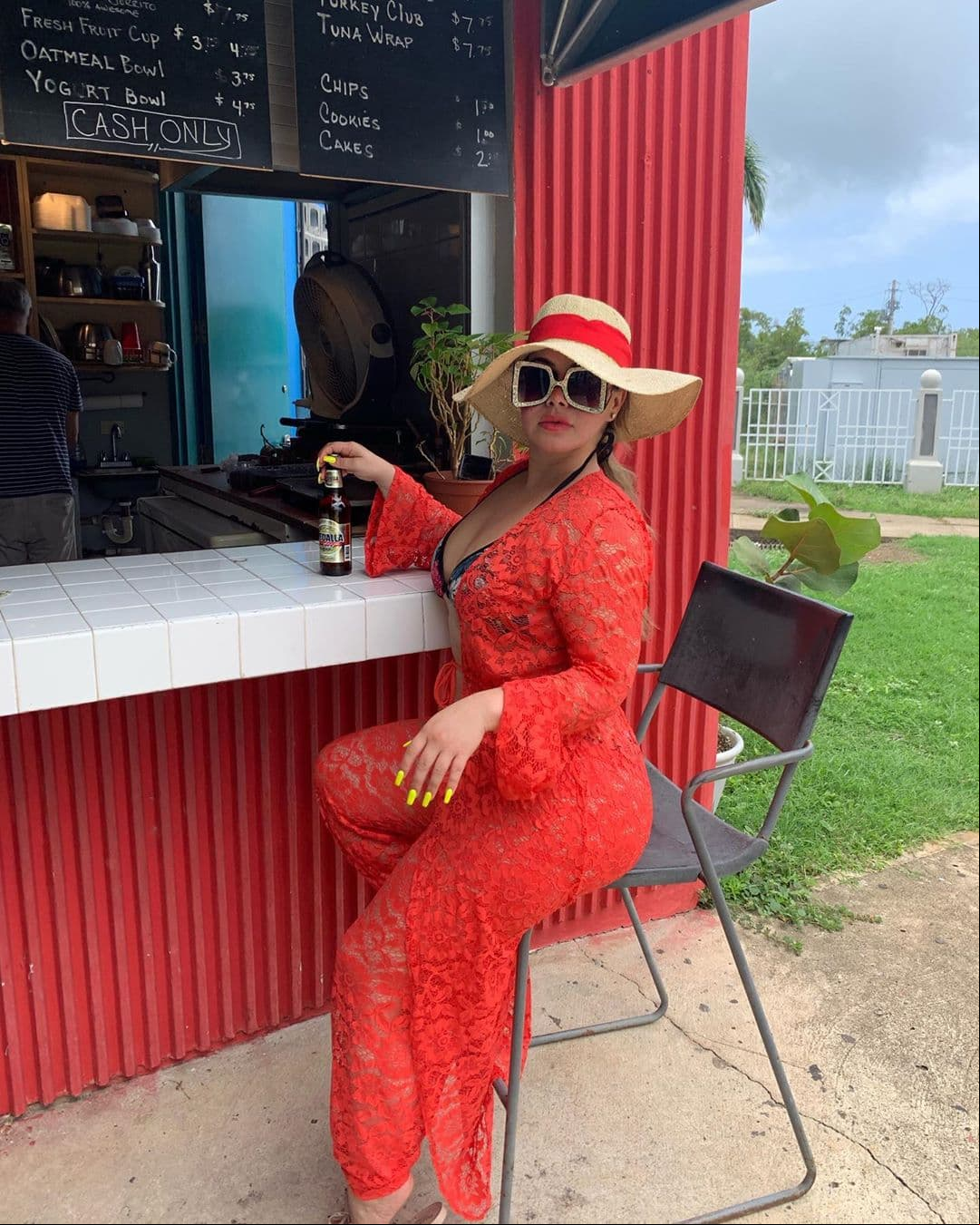 “#PuertoRico #Vacaciones #LunaDeMiel”, fueron los hashtags que usó la hija de la fallecida Jenni Rivera para presumir su outfit.