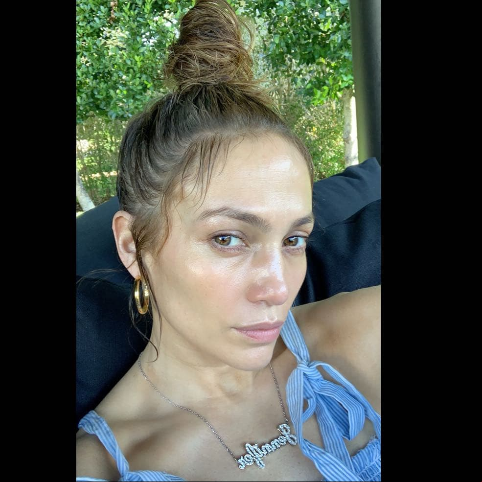 Jennifer Lopez. A sus casi 50 años, la ‘diva del Bronx’ posee una belleza natural, misma que presumió en enero de este año mientras disfrutaba de unos días de descanso en Miami. ¿Su secreto? Una mascarilla de placenta, según el doctor Lacer.