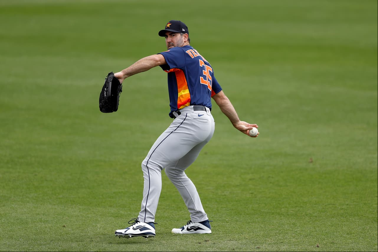 Justin Verlander, de los Astros de Houston, calienta antes de un juego de pretemporada frente a los Cardenales de San Luis, el martes 3 de marzo de 2020, en Jupiter, Florida.