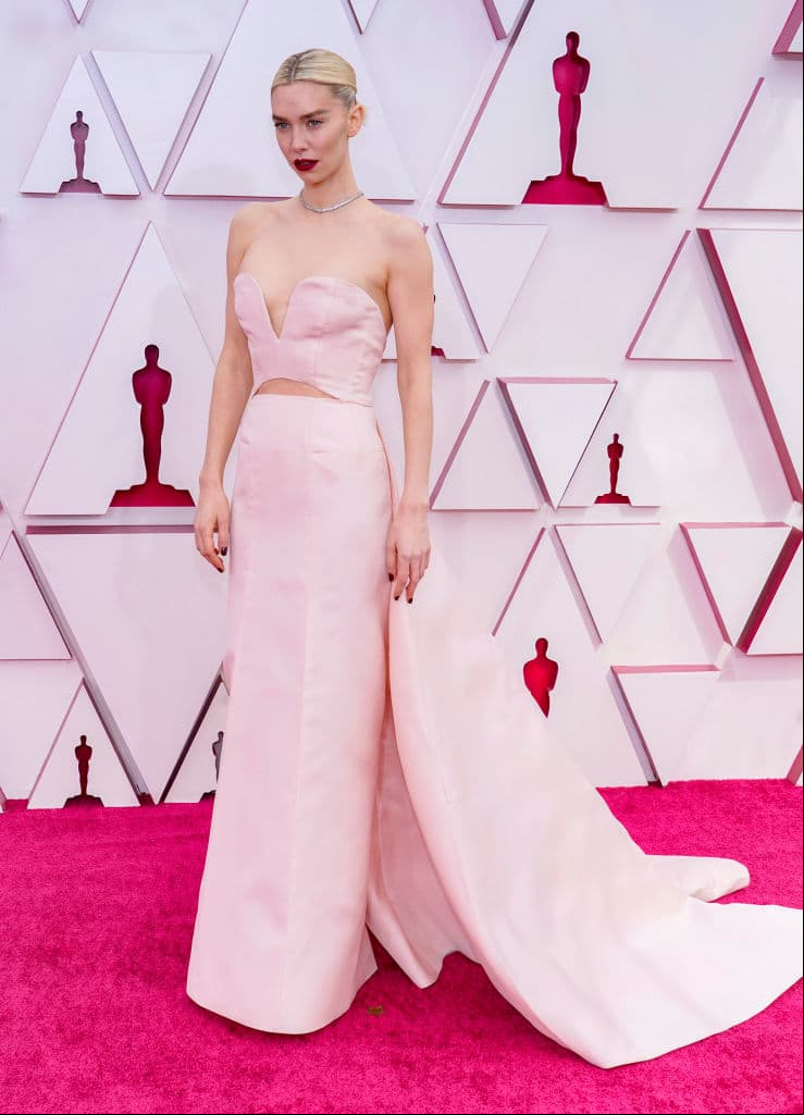Vanessa Kirby, quien está nominada en la categoría a ‘Mejor Actriz’ lució un vestido strapple con escote en V; su look rosa lo complementó con un tenue maquillaje y labios color marrón.