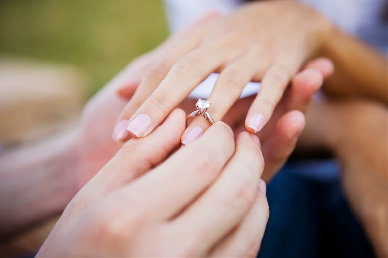 Se queja de su ‘pequeño’ anillo de compromiso y le llueven críticas