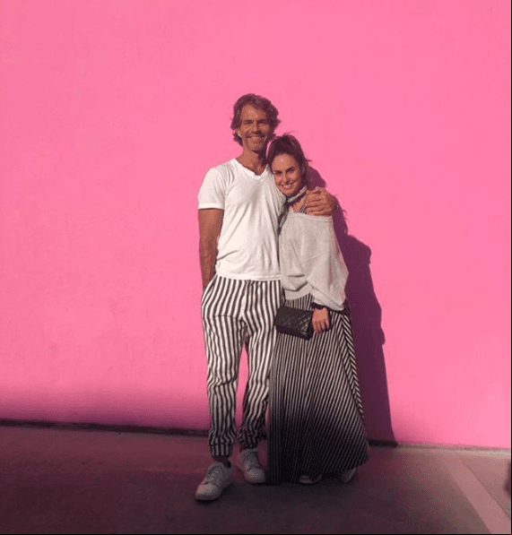 Serradilla y Martínez se comprometieron tras poco más de un año de noviazgo. El empresario, previamente, tuvo una relación por más de 15 años con la actriz y modelo Martha Cristiana.