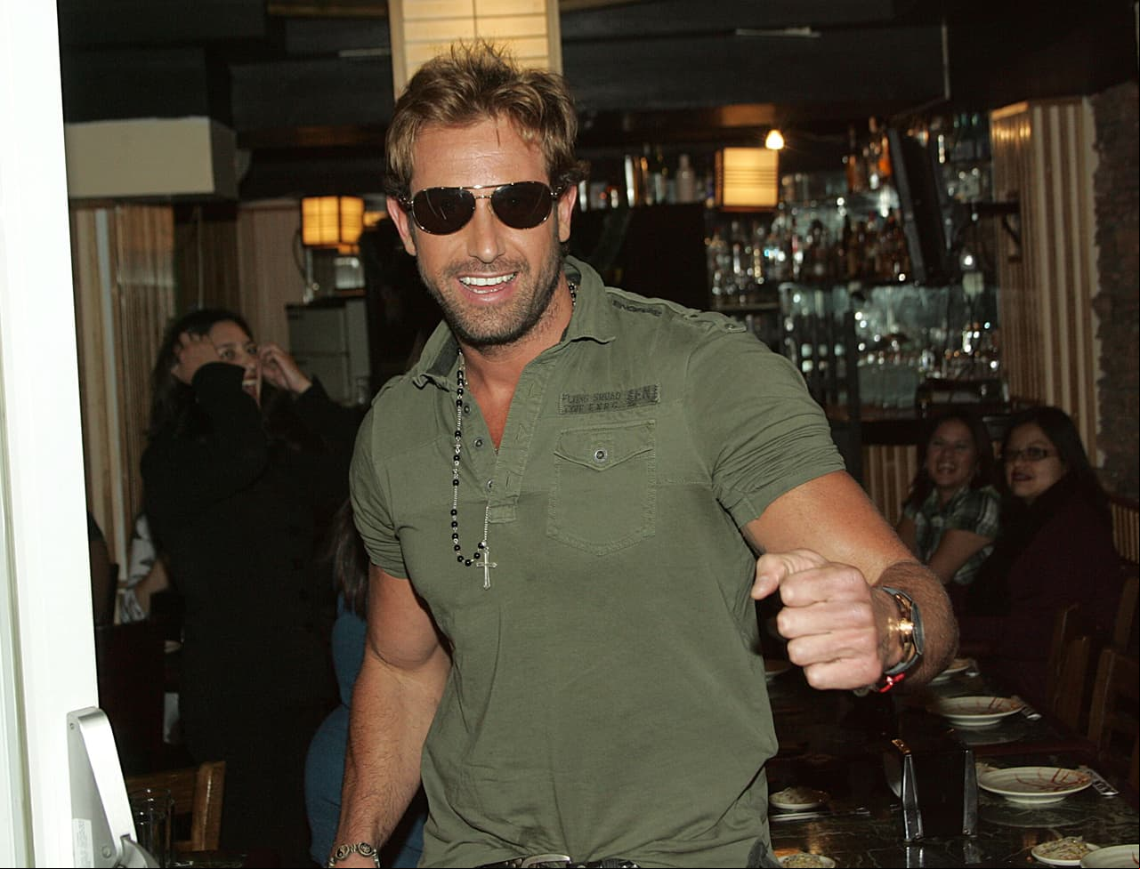 En las grabaciones de ‘Las vías del amor’ en 2002 surgió el amor entre Aracely y Gabriel Soto, y aunque el romance no prosperó siguen siendo buenos amigos y años después trabajaron juntos en una obra de teatro. “Me llevo muy bien con su familia. Es que realmente maduras y sabes que eso es parte de la vida nada más, no quiere decir que toda la vida vas a estar enamorado de tal persona, no, eso cambia”, expresó la actriz, según People en español.