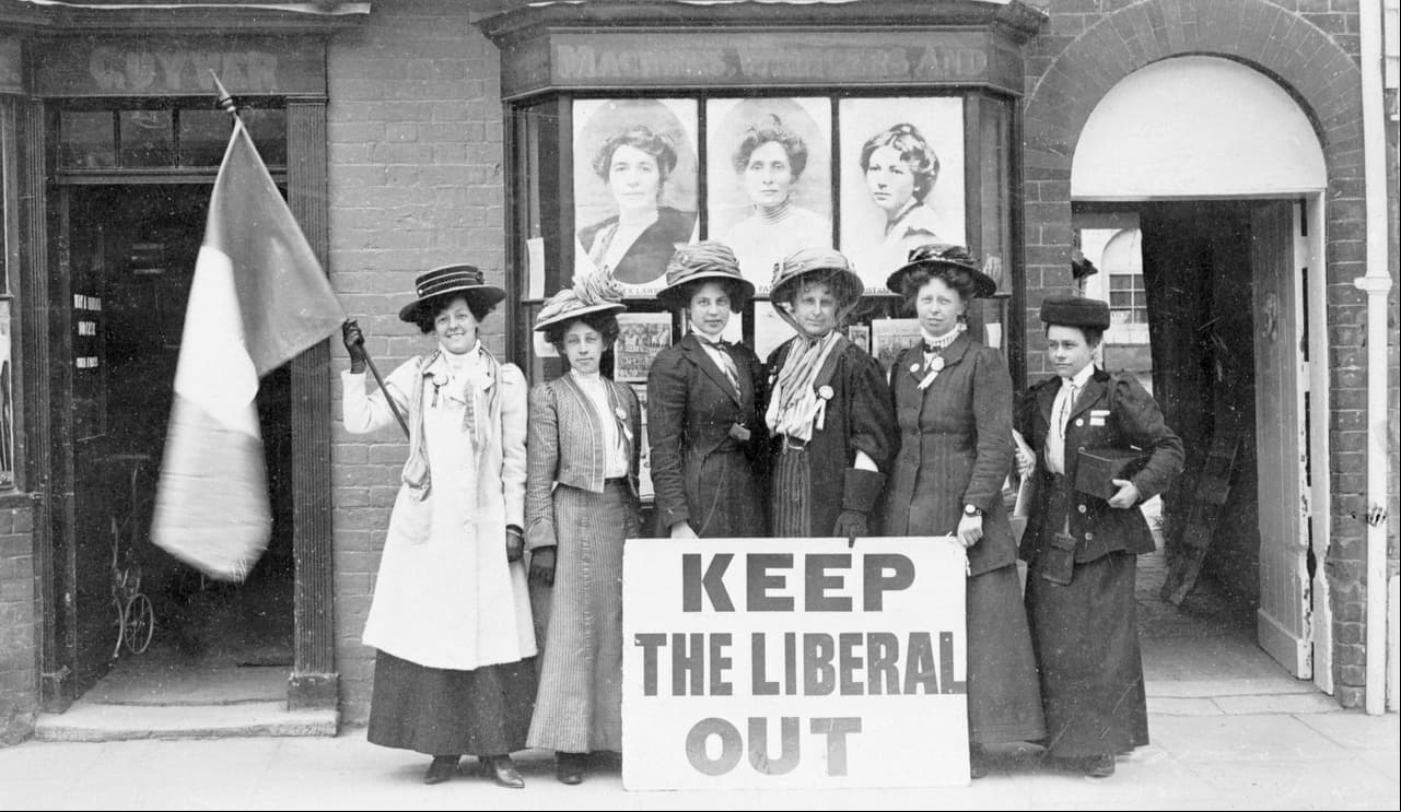 Las sufragistas británicas marcharon en el lodo por las calles de Londres para luchar por la igualdad. Más de tres mil mujeres se unieron para exigir su derecho a votar.